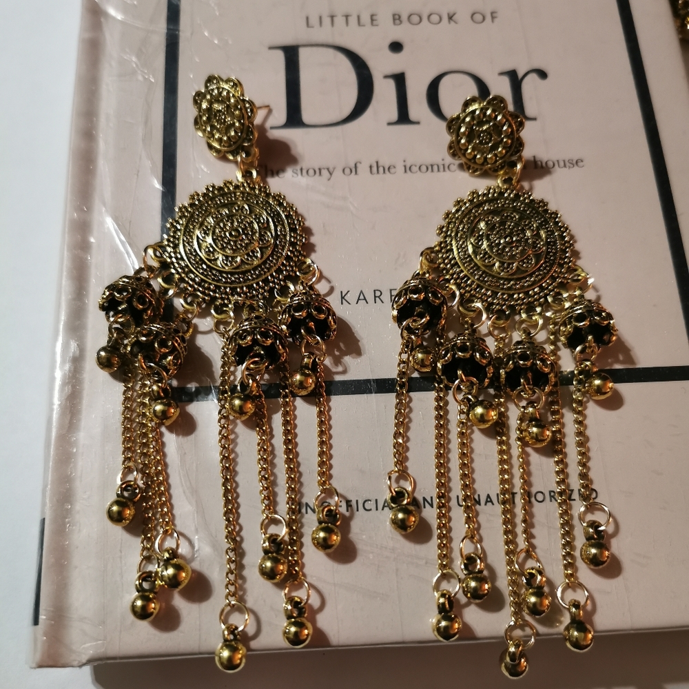 Tassel drop earrings in gold-tone
